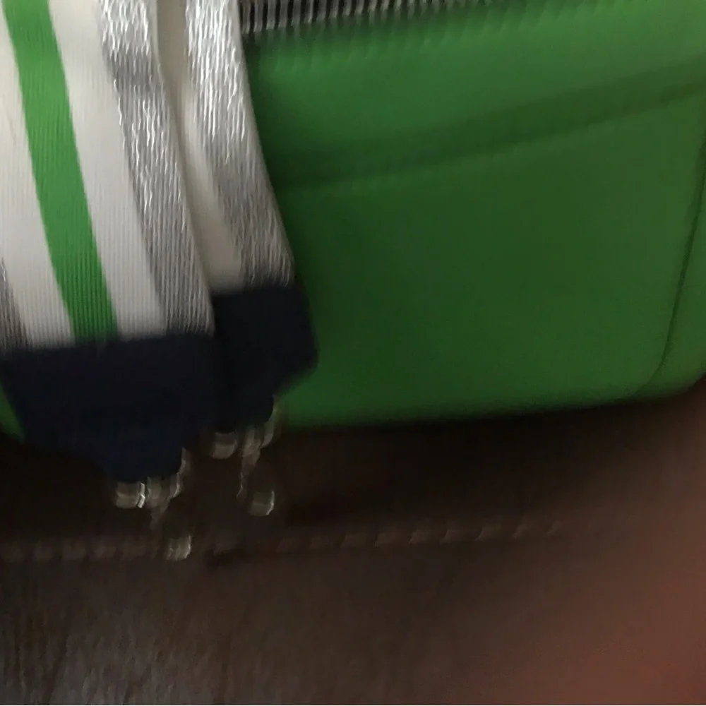 New bag with silver and green strap - Picture 3 of 5